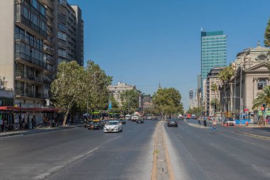 SANTIAGO, ŞİLİ-FEBRUARY 28, 2020: Libertador Bernardo O Higgins, Santiago, Şili 'de araba ve yaya trafiği