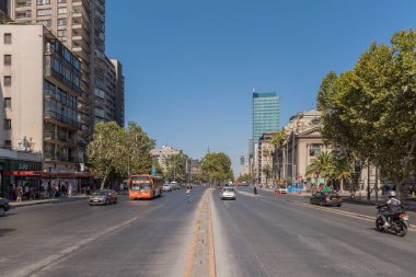 SANTIAGO, ŞİLİ-FEBRUARY 28, 2020: Libertador Bernardo O Higgins, Santiago, Şili 'de araba ve yaya trafiği