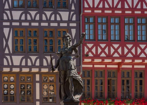 Статуя Леди Судьи Перед Деревянными Домами Ромерберге Франкфурте Германия — стоковое фото