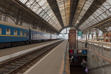 LVIV, UKRAINE-SEPTEMBER 16, 2017: Lviv, Ukrayna 'daki ana tren istasyonunda bilinmeyen kişiler