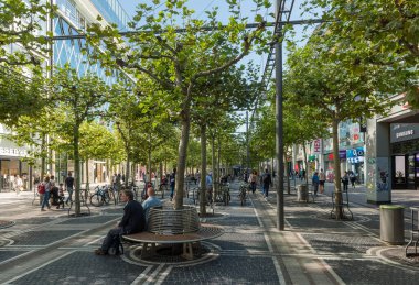 FRANKFURT AM MAIN, ALMANY-EPTEMBER 09, 2020: Bilinmeyen insanlar Zeil alışveriş caddesinde yürüyor, Frankfurt, Almanya