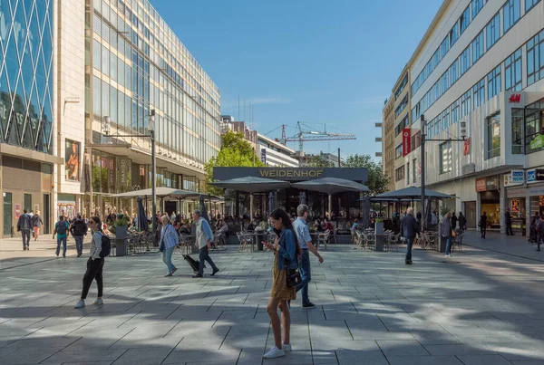 Frankfurt Main Deutschland September 2020 Unbekannte Laufen Über Die Frankfurter — Stockfoto