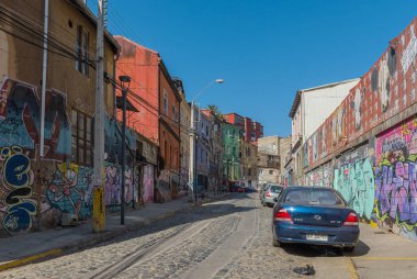 VALPARAISO, ŞİLİ-FEBRUARY 27, 2020: Şili 'nin tarihi eski Valparaiso kasabasında eski bina cepheleriyle küçük bir sokak