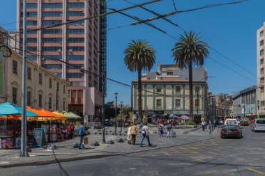 VALPARAISO, Şili-Şubat 27, 2020: Valparaiso, Şili 'deki Plaza Anibal Pinto Meydanı