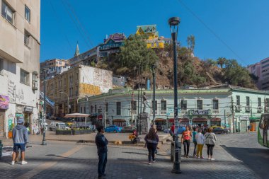 VALPARAISO, Şili-Şubat 27, 2020: Valparaiso, Şili 'deki Plaza Anibal Pinto Meydanı