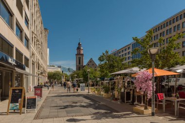 FRANKFURT AM MAIN, GERMANY-EPTEMBER 09, 2020: Frankfurt şehir merkezindeki Kaiserstrasse yayaları