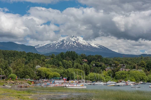 Pucon Chile Janeiro 2020 Barcos Margem Lago Villarrica Com Vulcão — Fotografia de Stock