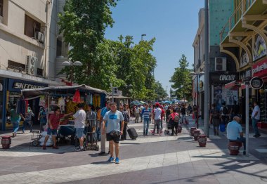 SANTIAGO, ŞİLİ-FEBRUARY 28, 2020: Santiago, Şili 'de bir yaya caddesinde bilinmeyen insanlar