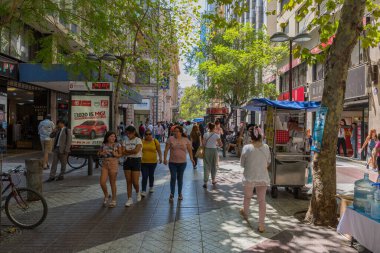 SANTIAGO, ŞİLİ-FEBRUARY 28, 2020: Santiago, Şili 'de bir yaya caddesinde bilinmeyen insanlar