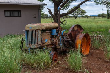 OTAVI REGION, NAMIBIA-JANUARY 03, 2024: Eski Fordson Major traktörü bir çayıra park etti, Otavi, Namibya