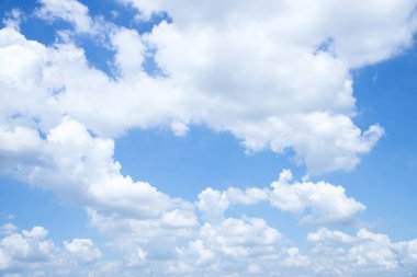 beyaz bulutlar mavi gökyüzü