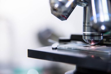 Laboratuar mikroskobu kapatın. Tıbbi geçmişi.