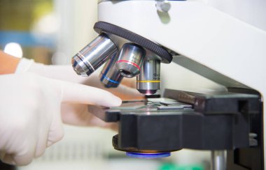 Laboratuar mikroskobu kapatın. Tıbbi geçmişi.