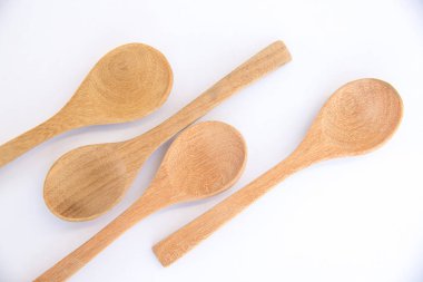 Kaşık ahşap beyaz arka plan üzerine kapatın.