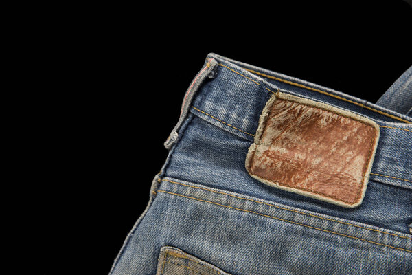 Закрыть текстуру джинсов на черном фоне
.