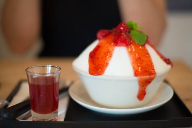 Bingsu kırmızı çilek kadar kapatın.