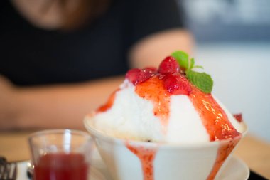 Bingsu kırmızı çilek kadar kapatın.