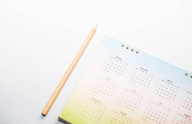 Beyaz sesi üzerinde kalem ve yeşil caledar.