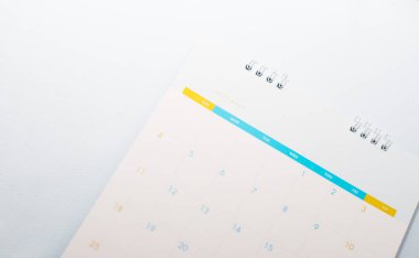 Beyaz sesi bulanık mavi takvimde. planlama kavramı.