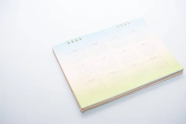 白舌上的绿色日历在规划概念 — 图库照片