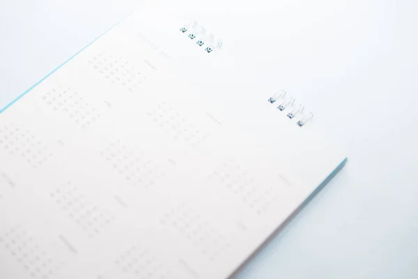白色色调上的白色日历在规划概念中 — 图库照片