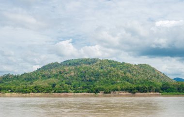 Blu gökyüzü ve Khong Nehri ile Laos yeşil dağ.