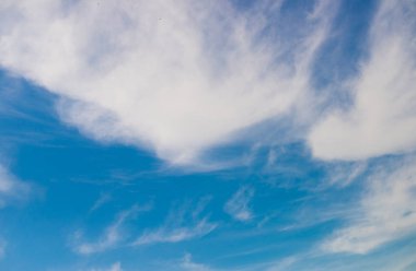 Beyaz ile mavi gökyüzü doğa arka plan olabilir.