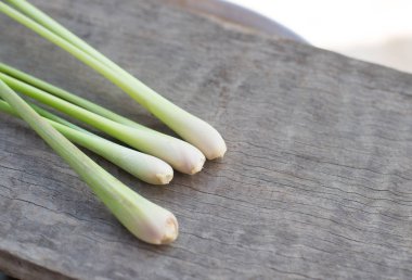 Ahşap masa üzerine sereh kapatın.