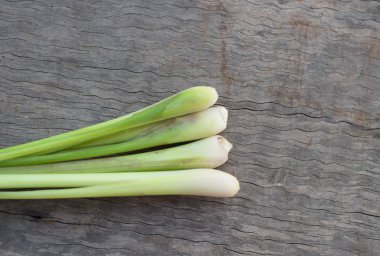 Ahşap masa üzerine sereh kapatın.