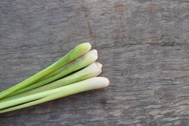 Ahşap masa üzerine sereh.