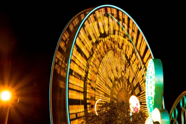 Columpio Borroso Con Luz Nocturna — Foto de Stock