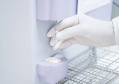 Laboratuvar açık tonda çalışma el bilim adamı yukarı kapatın.