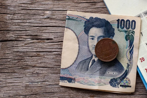 日元纸币和日元硬币与日历在省钱的概念 — 图库照片