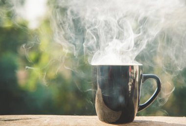kahve fincanı beyaz duman ile arka plan bulanıklık.