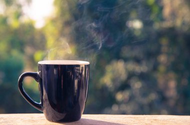 kahve fincanı beyaz duman ile arka plan bulanıklık.