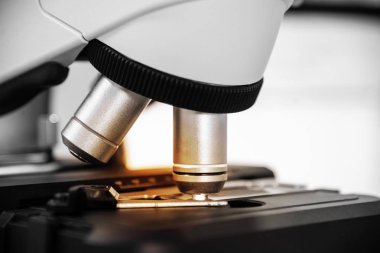 Laboratuvar mikroskop objektif lensi kapatın.