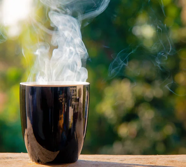 Tasse Café Avec Fumée Blanche Sur Fond Flou — Photo