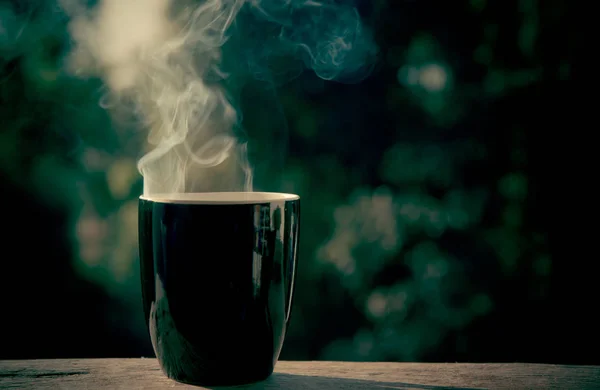 Tasse Café Avec Fumée Blanche Sur Fond Flou — Photo