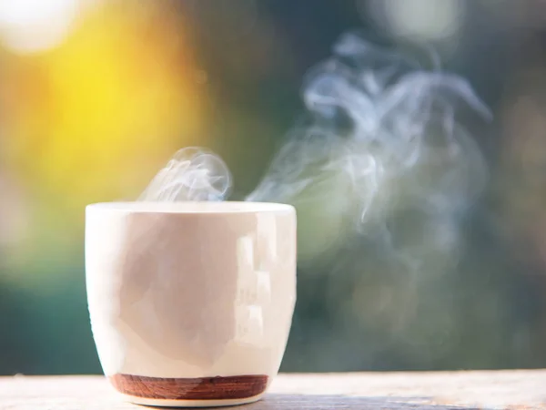 白い煙とコーヒー カップは 背景をぼかし — ストック写真