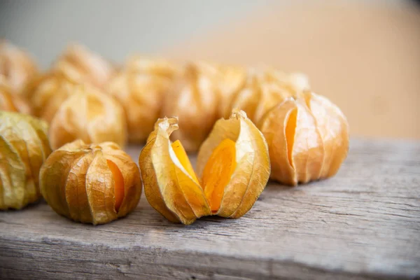 Owoce Żółte Cape Gooseberry Drewno Texture Look Jak Jajko — Zdjęcie stockowe