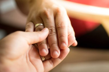 El Çift yüzük ile. Sevgililer günü.