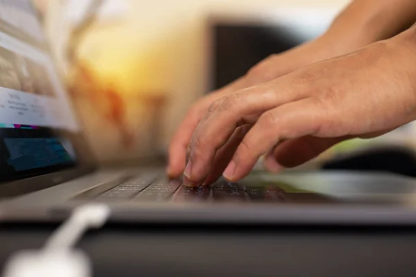 Nahaufnahme Der Hand Verwenden Sie Tastatur Technologie Konzept — Stockfoto