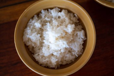 Beyaz Tayland pirinç kahverengi kase kadar kapatın.