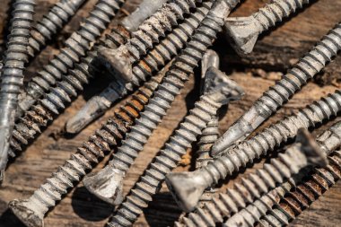 Ahşap doku üzerinde vida yukarıya kapatmak.