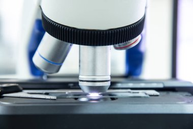 Laboratuar mikroskobu kapatın.