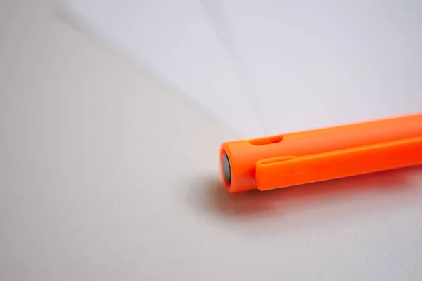 Primer Plano Destornillador Naranja Sobre Papel Blanco — Foto de Stock