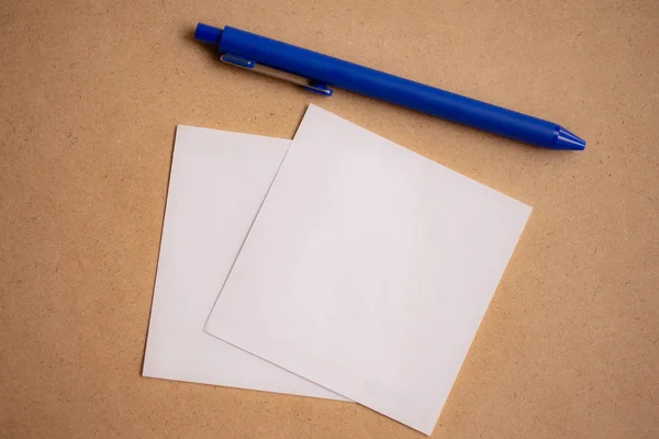 Κοντινό Πλάνο Μπλε Στυλό Λευκό Μοντέλο Χαρτιού — Φωτογραφία Αρχείου