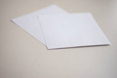 Beyaz kağıt kadar portakal kalemle kapatın.