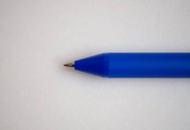 Yakın mavi mavi ses tonuyla kalem.