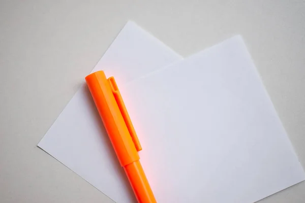 Zavřít Dokument White Paper Oranžovou Pen — Stock fotografie
